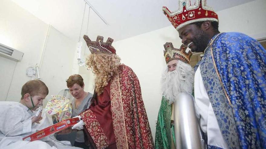 Los Reyes Magos visitan el Materno Infantil