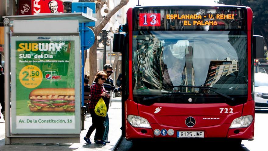 Un autobús en la Rambla de Alicante