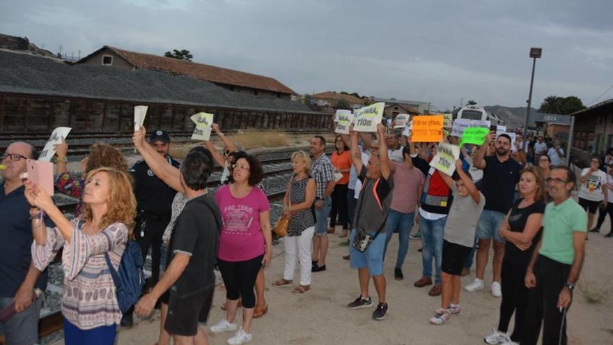 Una nueva &#039;quedada&#039; vecinal en la estación pedirá que el tren pare en Cieza