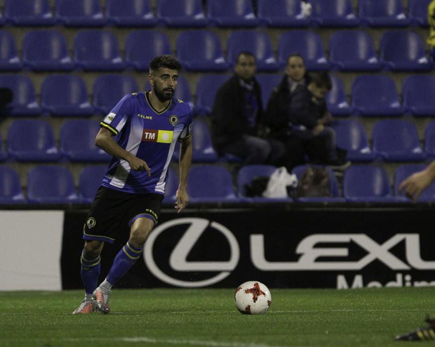 Dos errores del meta gaditano condenan al Hércules en su mejor partido de la temporada.