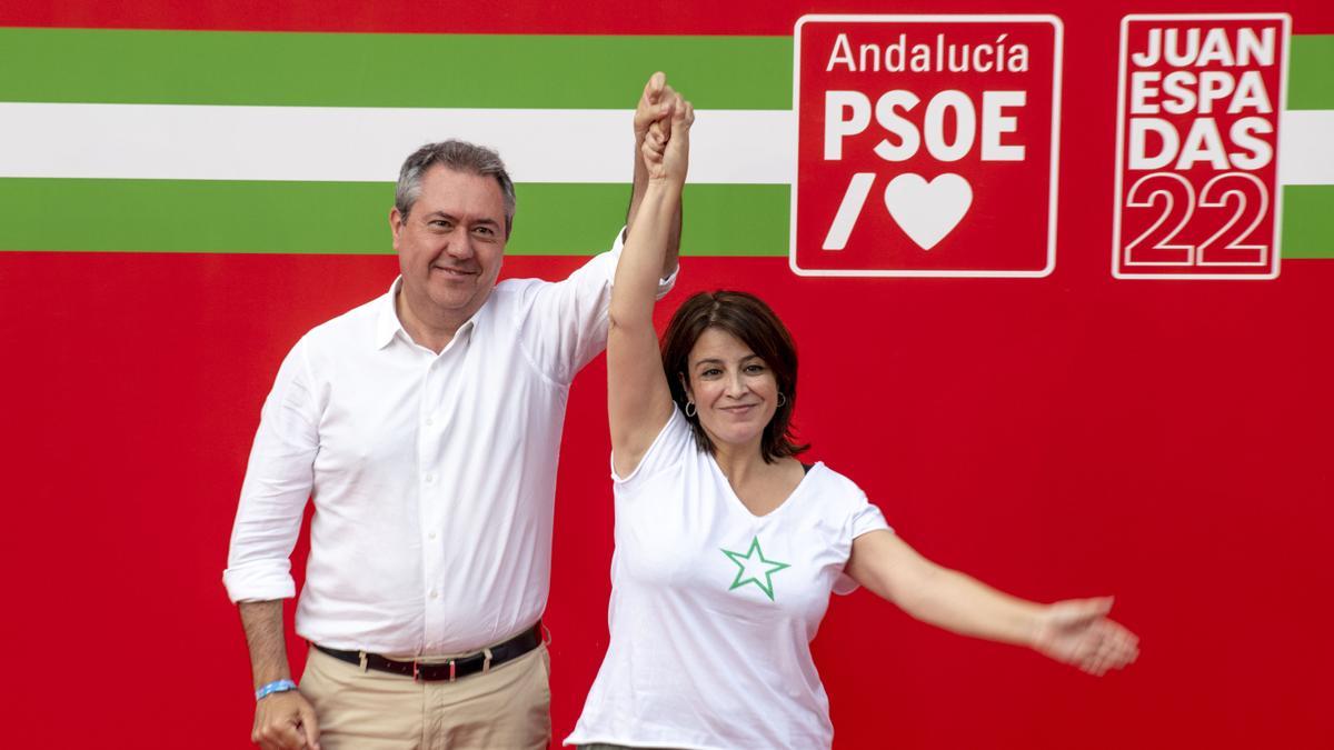 El candidato del PSOE, Juan Espadas, y Adriana Lastra en el acto en el barrio de San Juan de Jaén.