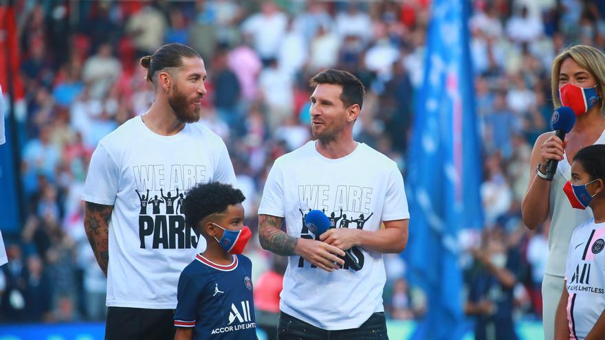 La afición del PSG aclama a Messi y Ramos y abuchea a Mbappé