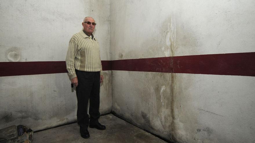 Vecinos de un edificio de Otero Pedrayo instan a la Sareb a atajar la inundación de sus garajes