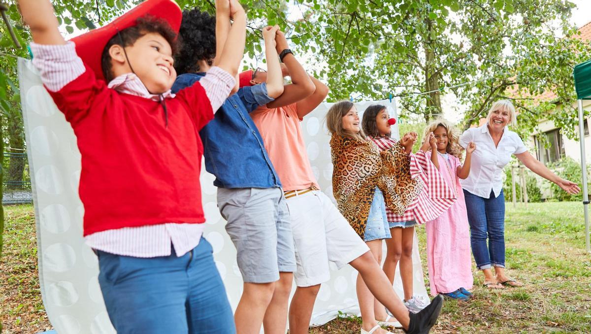 Un grup de xiquets i xiquetes, en finalitzar una obra de teatre.