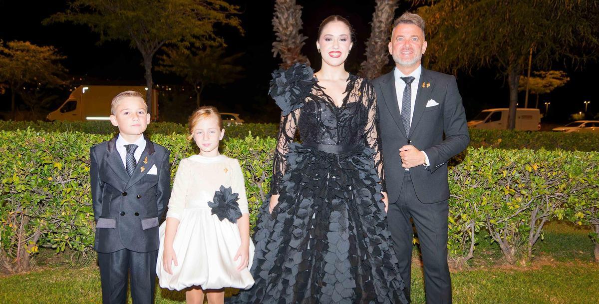 El president i la madrina, amb el president i la madrina infantil, a les portes del Palau.