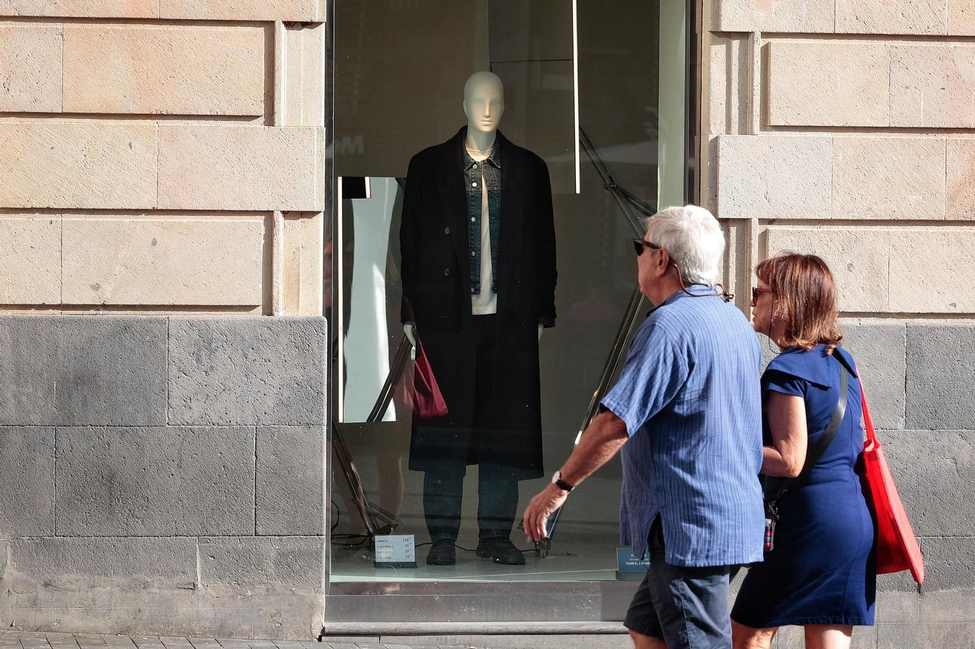 El calor lastra la venta de ropa en Canarias