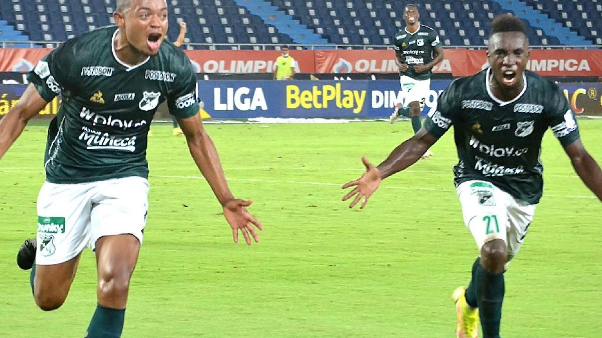 Los jugadores del Deportivo Cali celebran uno de sus goles.