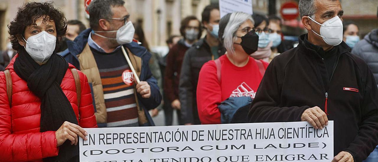 Una pareja muestra un cartel ayer durante la concentración para exigir mejores condiciones. | GERMÁN CABALLERO