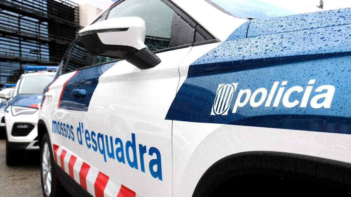 Pla de detall del lateral d&#039;un dels vehicles dels Mossos d&#039;Esquadra