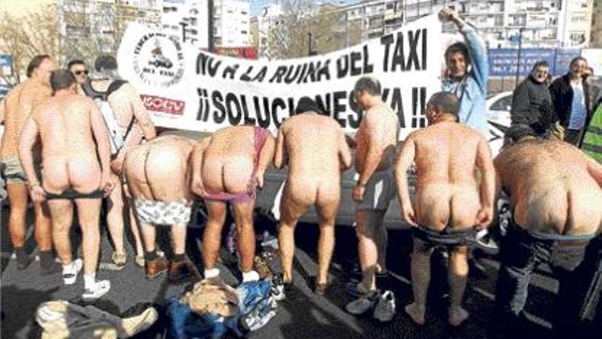 Una protesta de taxistas  sin ropa colapsa el centro