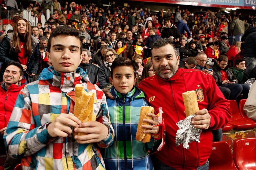 Aficionados en El Molinón durante el España-Israel