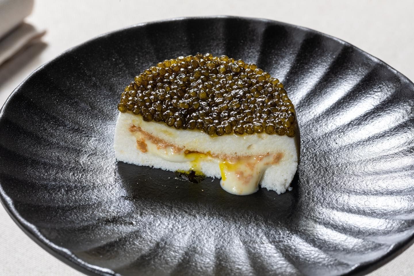 Ajoblanco-Mandelmousse mit Kaviar.
