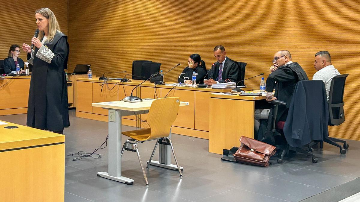 La fiscal se dirige a los miembros del jurado bajo la atenta mirada de los dos acusados, junto a sus letrados.