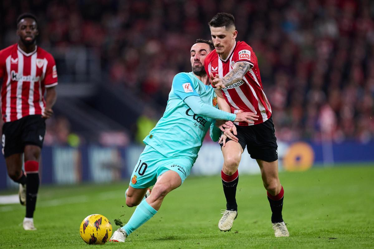 Oihan Sanchet, jugador del Athletic Club, en un lance con Sergi Darder, del Mallorca.