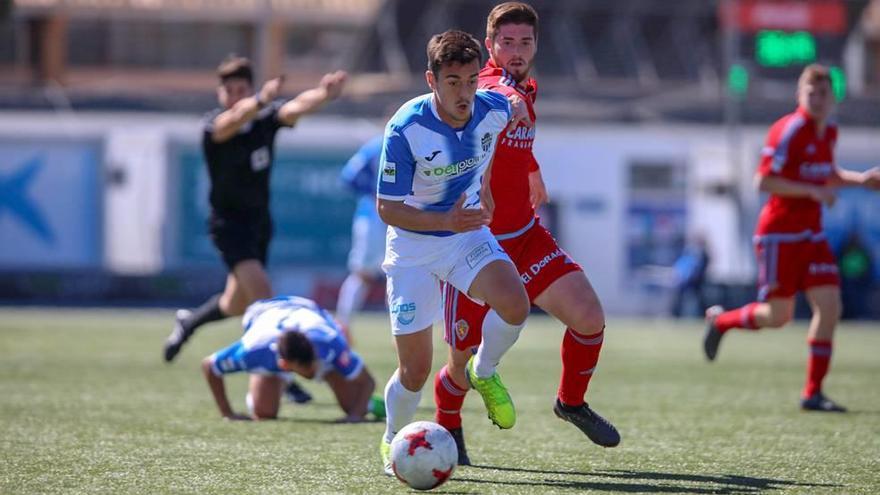 Nacho Heras controla el balón en el último partido que disputó el conjunto blanquiazul en Son Malferit.