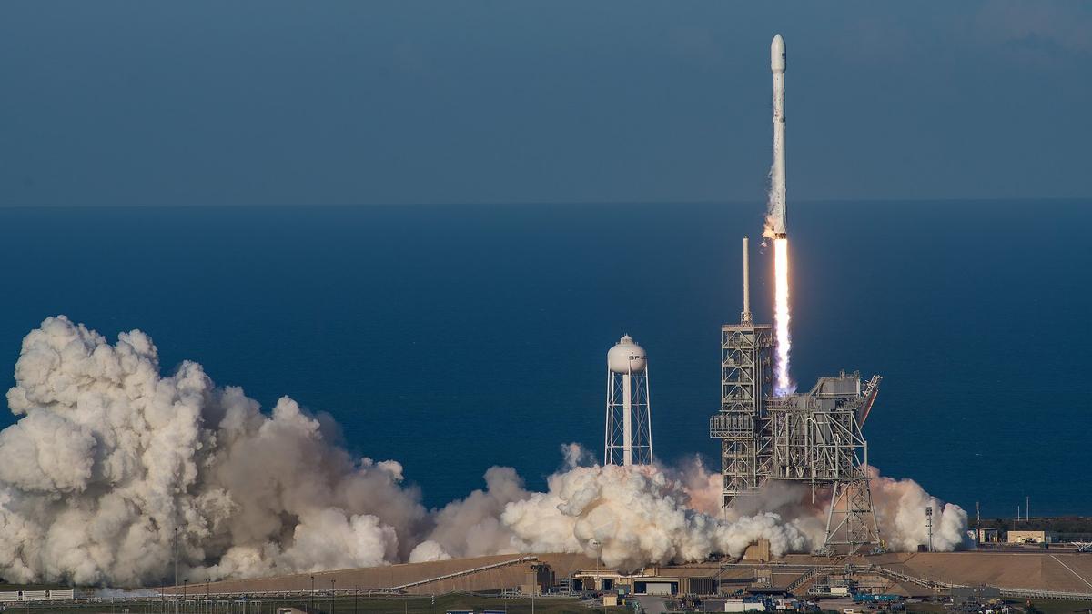 Lanzamiento de un cohete de la NASA al espacio desde Cabo Cañaberal, en los Estados Unidos.