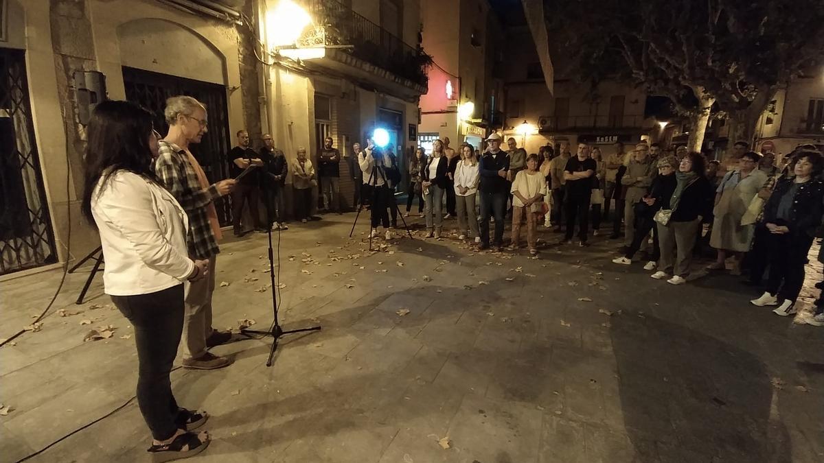 Adriana Delgado rep el caliu dels assistents durant l'acte de suport pel judici contra la mesa del Parlament