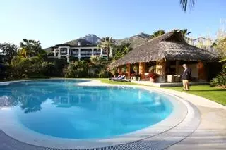Malestar por la prohibición de llenar piscinas privadas y no las turísticas en Andalucía