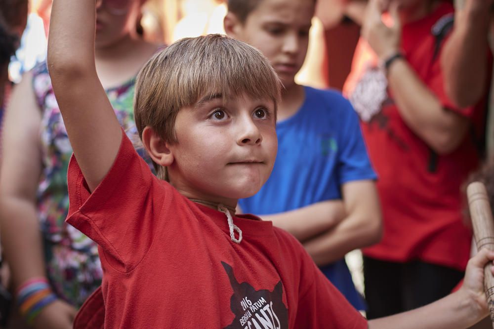 Un jove tabaler concentrat per seguir el ritme de la festa.