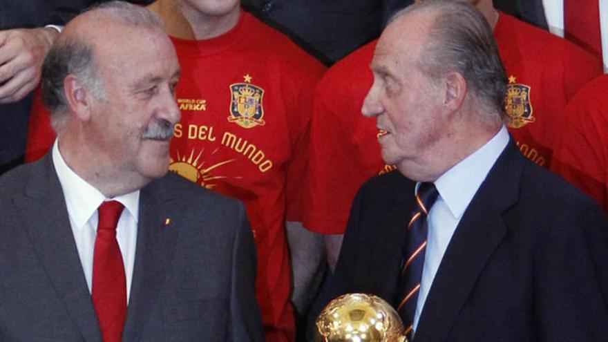 El rey y Vicente del Bosque, durante la celebración del Mundial 2010.