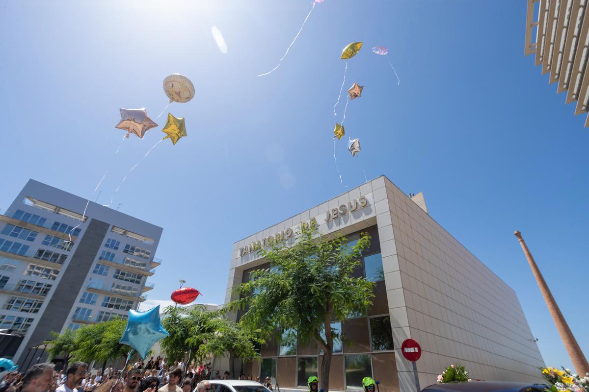 La familia de Martín sueltan los globos en una acto para homenajear al pequeño.