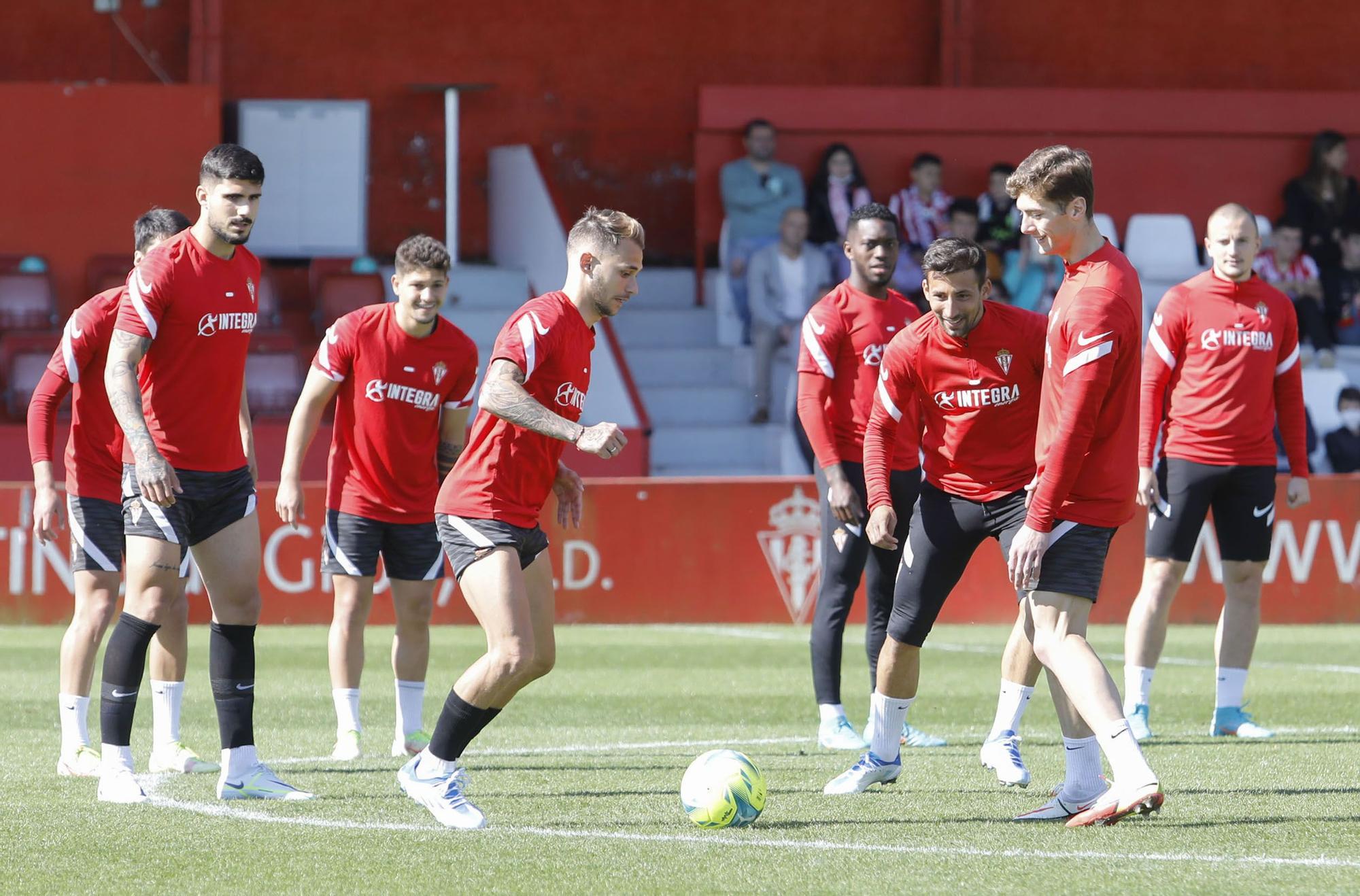 EN IMÁGENES: Más de 300 aficionados asisten al entrenamiento del Sporting antes del derbi