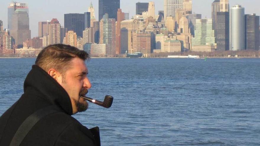 Aurelio Argel, en una foto del año pasado, con Manhattan al fondo.