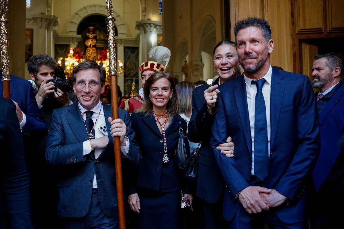 El alcalde de Madrid, José Luis Martínez -Almeida (i), y el entrenador del Atlético de Madrid, Diego Simeone (d), asisten a la procesión del Jesús Nazareno de Medinaceli este viernes, en la basílica de Jesús de Medinaceli en Madrid.