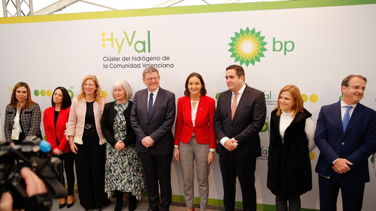 La ministra Reyes Maroto, el presidente de bp Energía España y el president de la Generalitat, entre otros, en la presentación del clúster de hidógeno verde