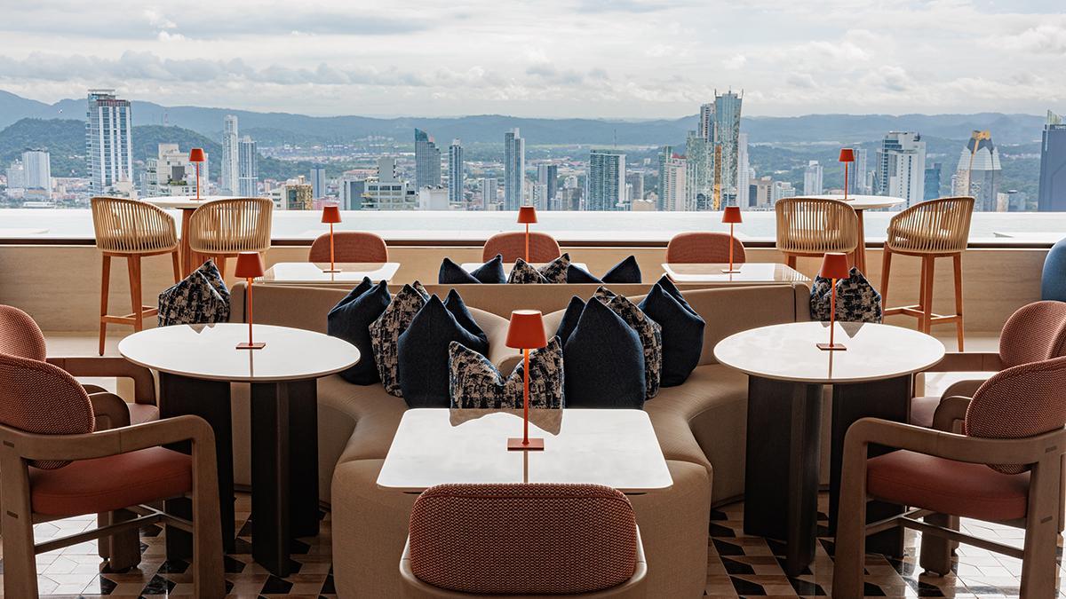 Alma, el restaurante y rooftop bar del JW Marriott Panama, se encuentra en la planta 66 y ofrece impresionantes panorámicas del skyline de Ciudad de Panamá.
