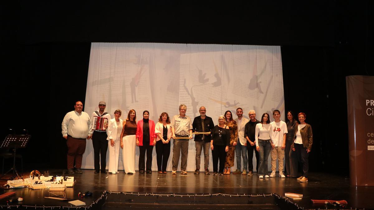 Los premiados, con varios concejales y participantes en la gala.