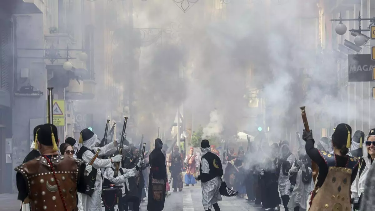 Más de cien arcabuceros hacen rugir sus armas en el Alardo de los Moros y Cristianos de Elche