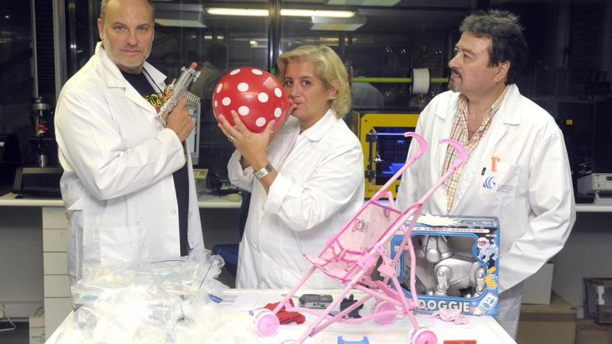 La directora del Laboratorio de Consumo de Galicia, Natalia Crespo, junto a los técnicos Jorge Sequeiros y Pedro Mosquera.