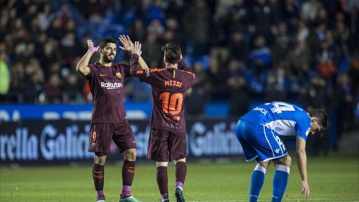 Luis Suárez y Leo Messi celebran el título de Liga en Riazor