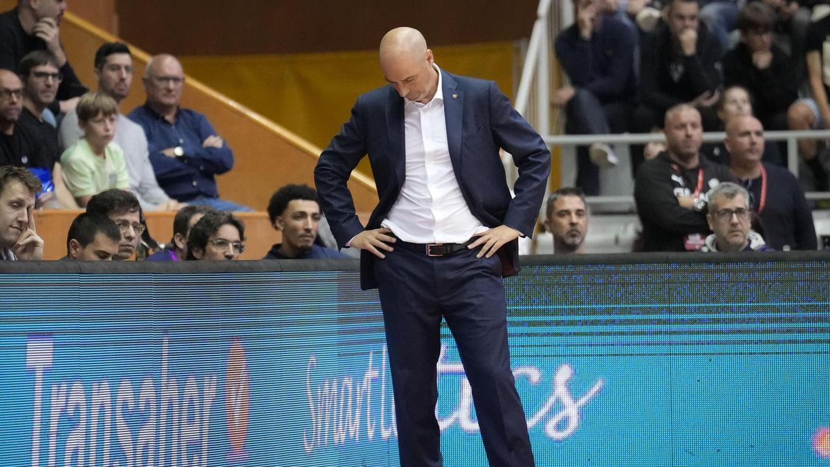 Joan Peñarroya, técnico del Barcelona, este domingo en Fontajau.