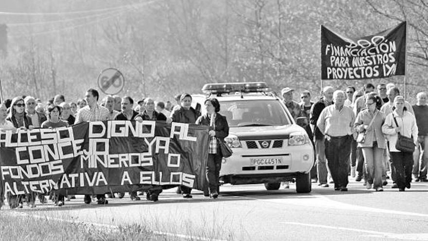 Vecinos del concejo de Aller, caminando por el Corredor durante la protesta.