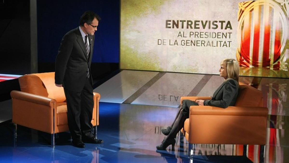 Un momento de la entrevista de la directora de TV-3, Mònica Terribas, con el presidente de la Generalitat Artur Mas.