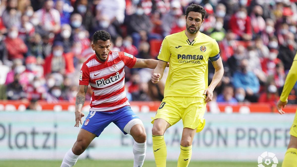 Iborra controla el balón ante la presión de Luis Suárez.