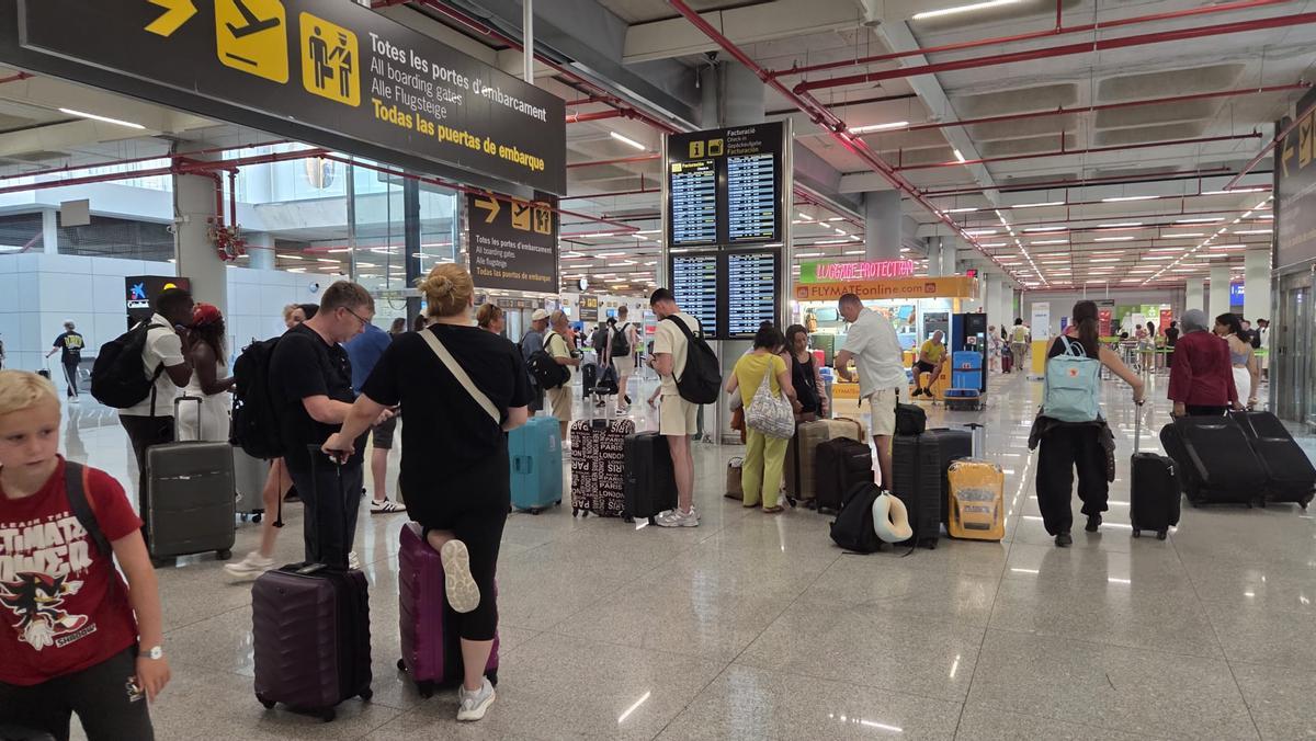 Los pasajeros se mostraban preocupados por los retrasos en las salidas de sus vuelos