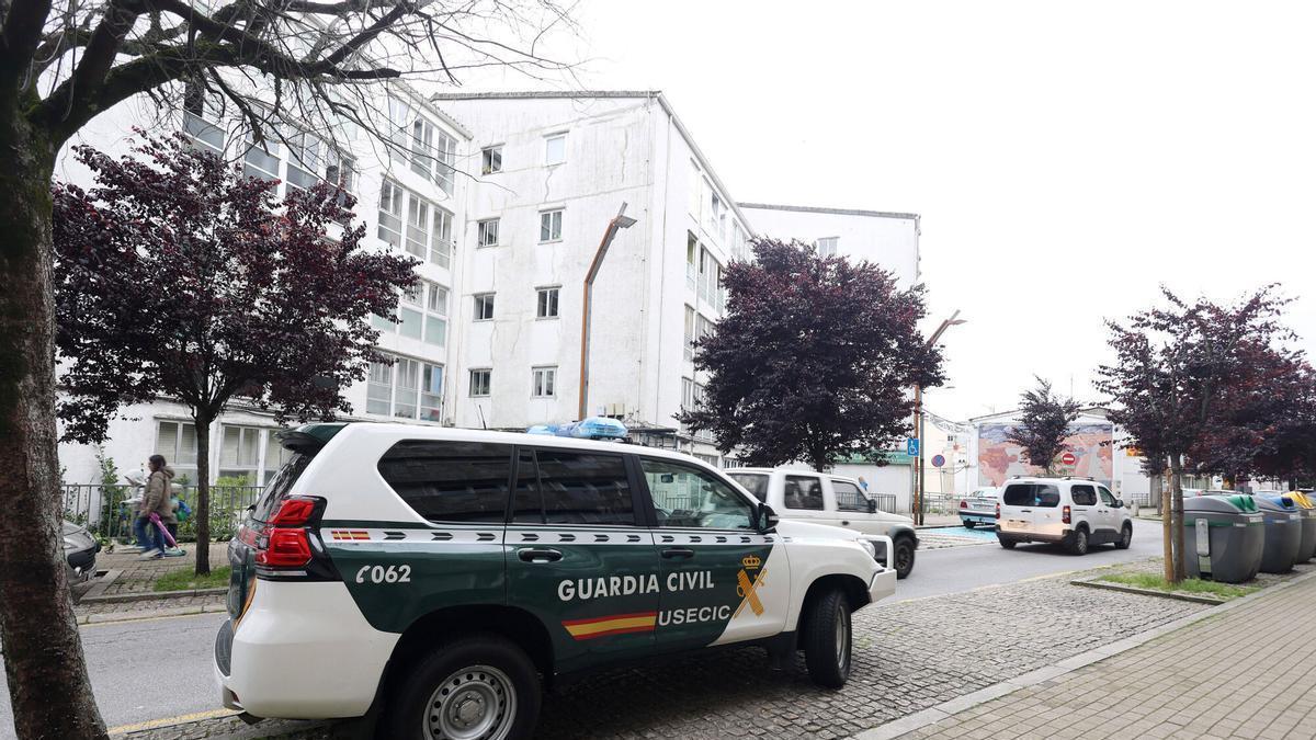 Un coche de la USECIC, seguridad ciudadana de la Guardia Civil, este martes en la calle San Antoniño, donde se realizó una redada por robos.