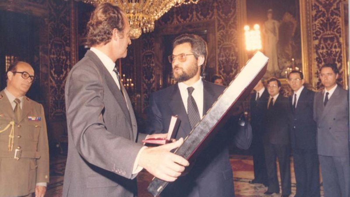 El Rey emérito Juan Carlos I ha recibido dos medallas de la UCO, una de Oro en 1984 y otra con motivo del 25 aniversario.