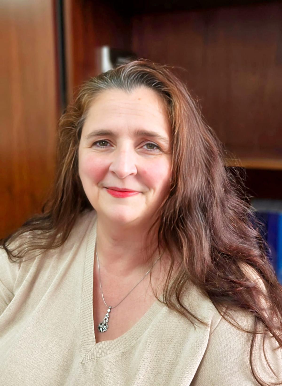 Carmen Santana opositora con 53 años.