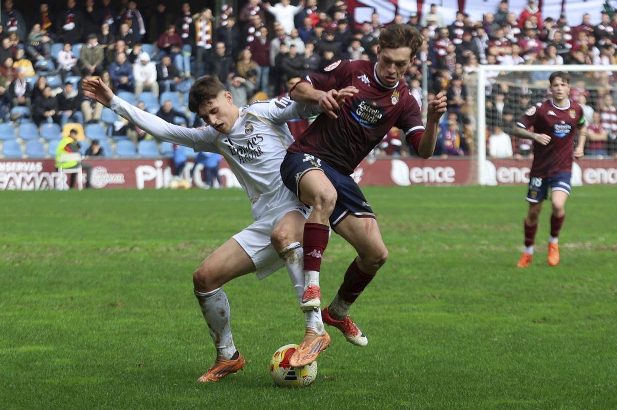 Diego Gómez, en una disputade balón | GUSTAVO SANTOS