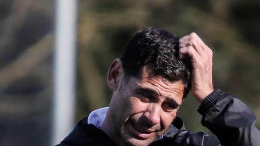 Fernando Hierro, durante un entrenamiento en El Requexón.