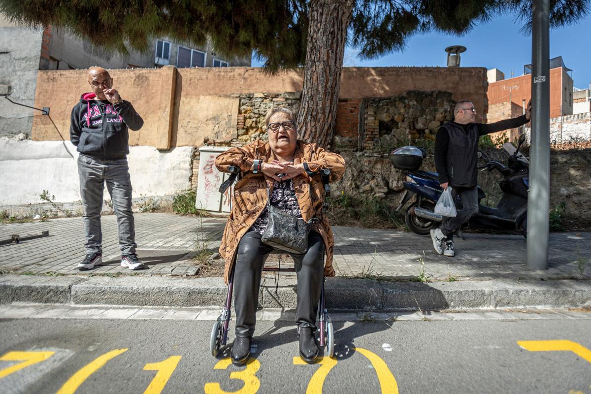 El histórico mercado ambulante inicia un exilio temporal: las obras de reforma del barrio exigen dejar libres las calles del Acer, de la Metal·lúrgia y del Crom, donde los puestos comerciales llevaban más de 50 años asentados. La nueva ubicación es desde el cruce de la calle de los Ferrocarrils Catalans con calle Foc hasta el cruce de la calle de la Mare de Déu de Port con el de calle Motors.