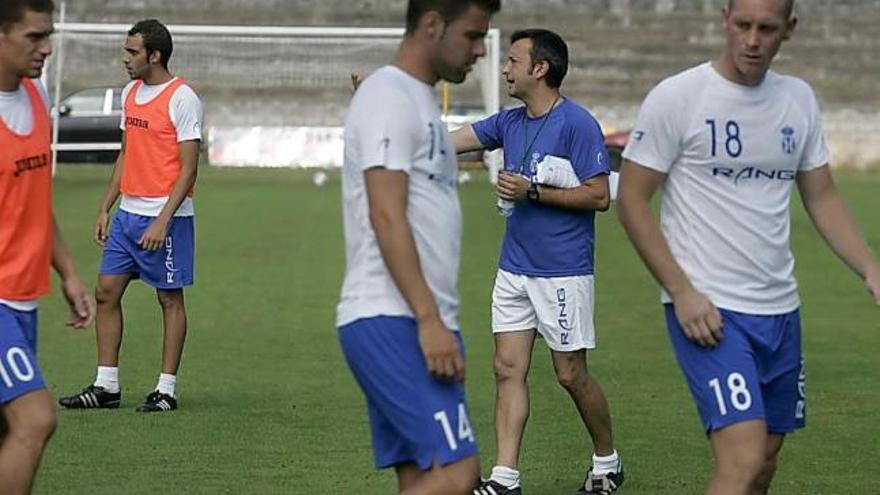 Chiqui de Paz, con los jugadores, en un entrenamiento.