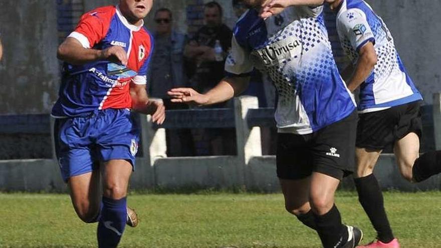 César y Álvaro Pozo disputan un balón en el duelo de Copa.