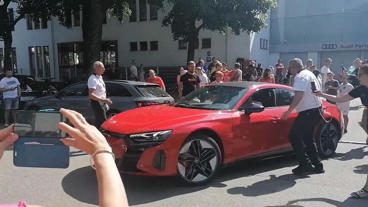 Lewandowski, despedido con gritos de "Hala Madrid" y "Benzema" cuando salía de la ciudad deportiva del Bayern