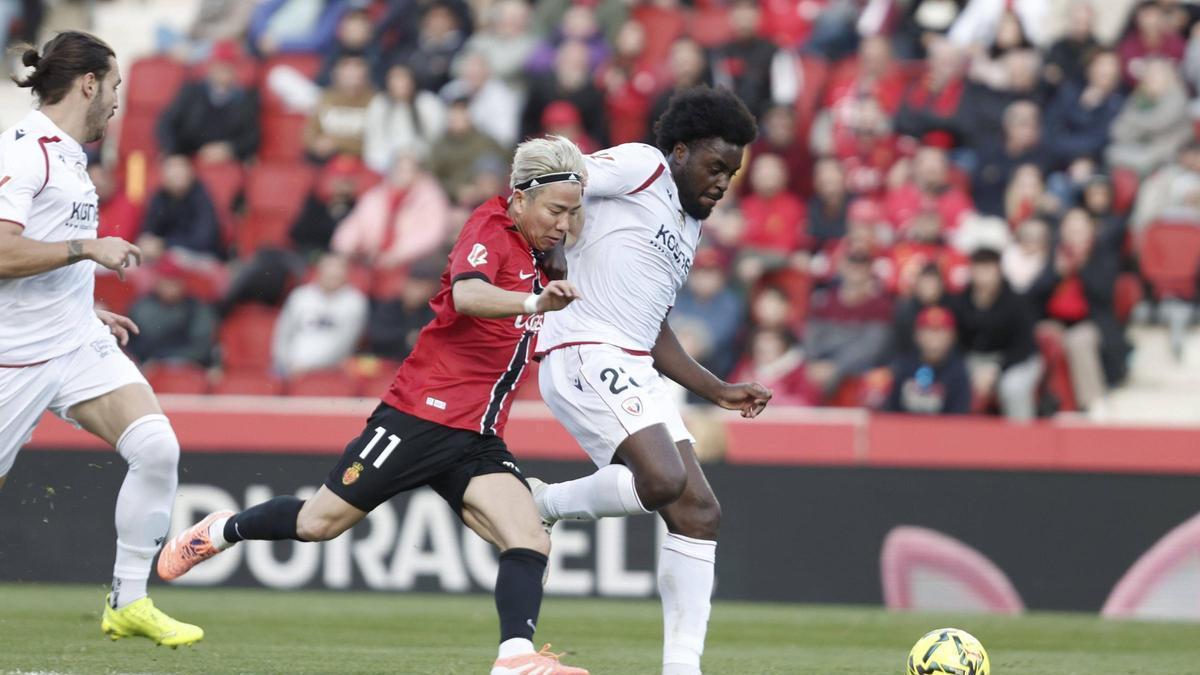 Boyomo le gana una acción a Takuma Asano.