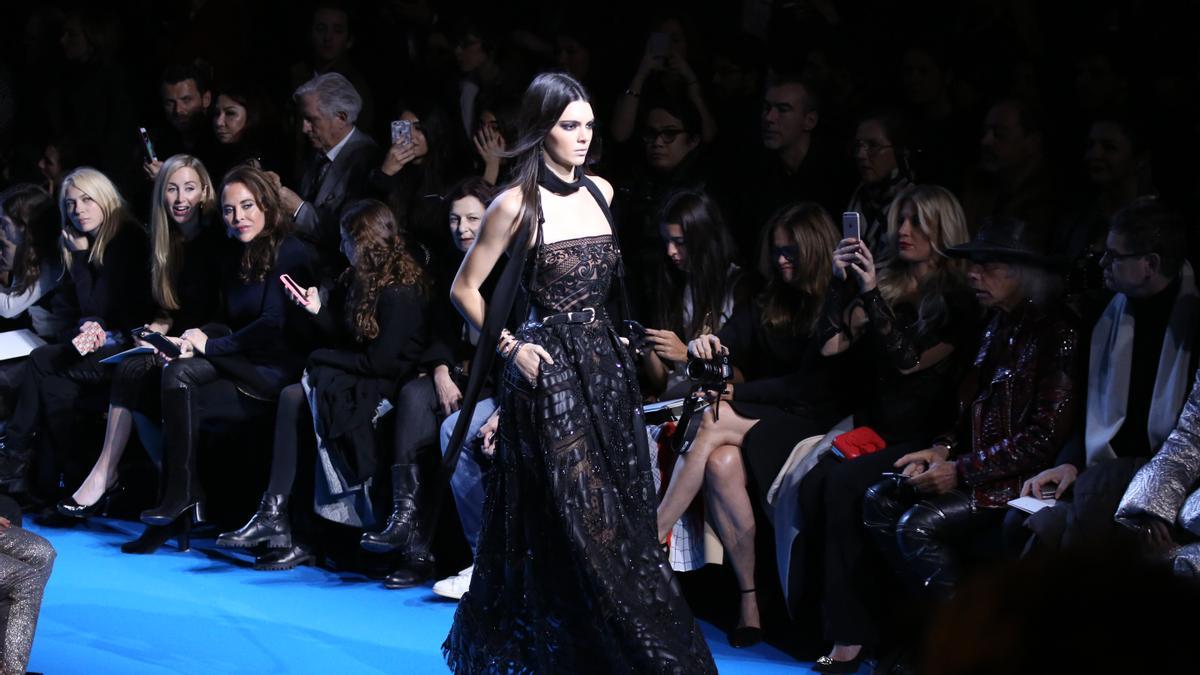 Kendall Jenner desfilando para Elie Saab